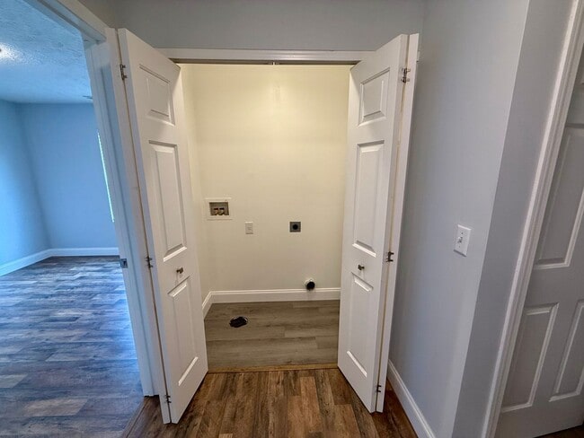 Building Photo - Spacious 4-Bedroom Home in the Licking Heights School District