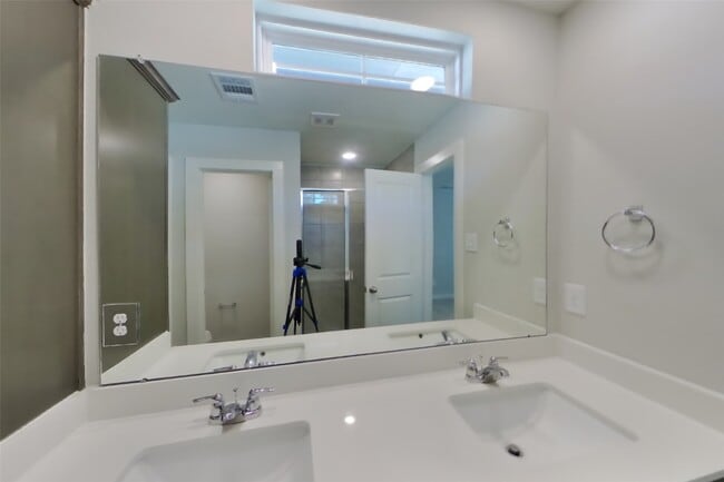 Building Photo - 9835 Willow Creek Commerce Dr