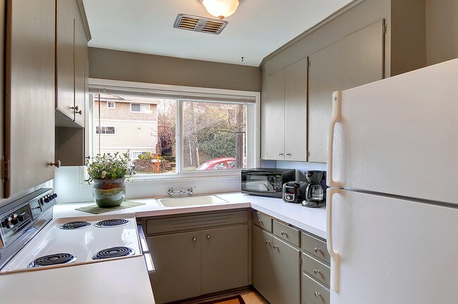 Building Photo - 3807 13th Ave W