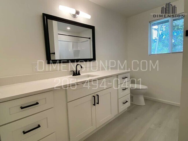Building Photo - Wonderful 2 bed/1 bath duplex with firepla...