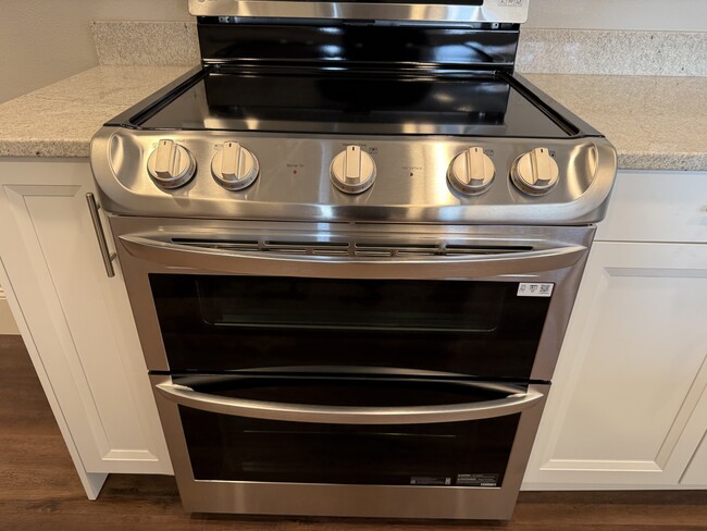 Kitchen Stove and Oven - 4346 Deerfield Rd