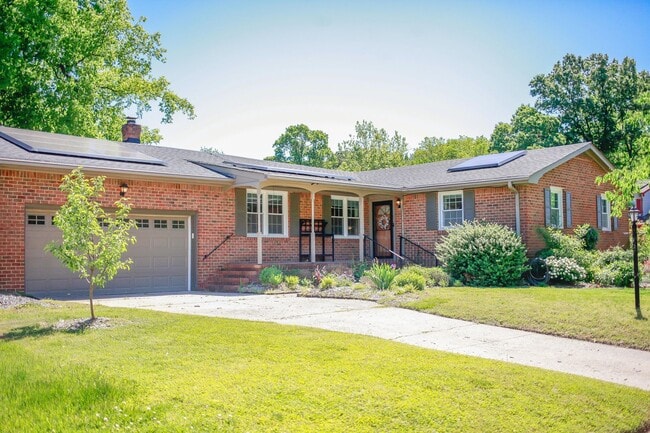 Building Photo - Charming 2BR in Historic Home – Bright, Sp...