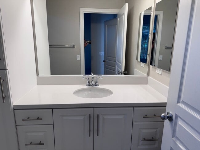 Building Photo - Large Newer Home - 4 Bedroom / 3 1/2 Bath