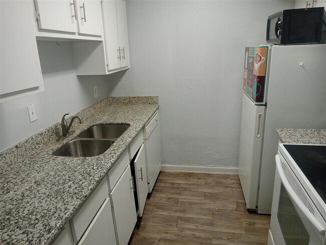 Primary Photo - 5625 Antoine Dr