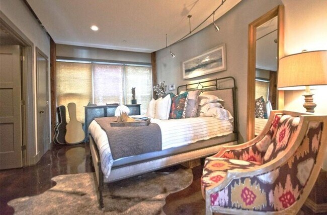 Building Photo - 320 Peters St SW