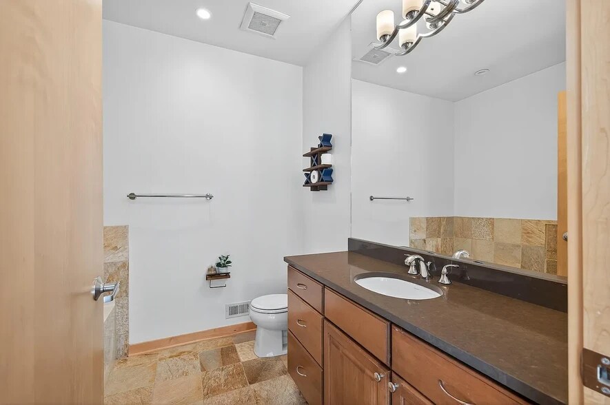 Building Photo - 3104 W Lake St