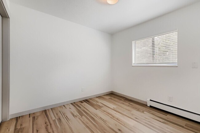 Building Photo - 2800 Kalmia Ave
