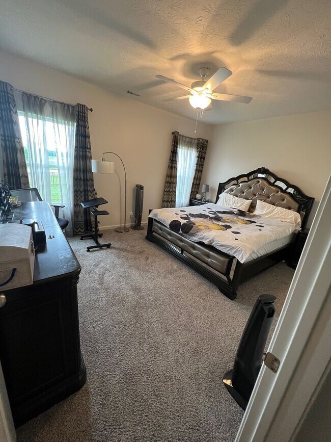 Building Photo - Updated 3 Bedroom