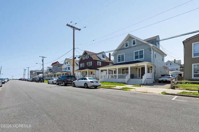 Building Photo - 113 12th Ave