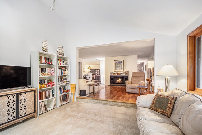 Building Photo - 423 Tamarack Dr