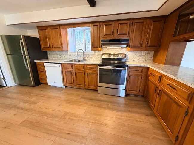 Building Photo - 2450 Foxon Rd