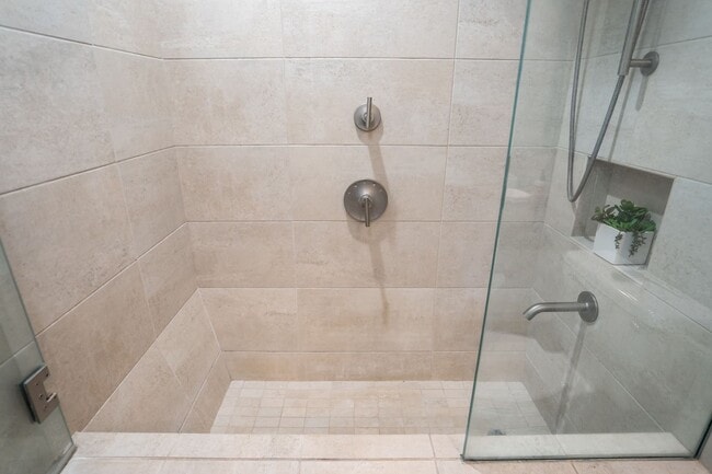 Building Photo - Beautifully Appointed Fully Furnished 4 bedroom/3 bathroom Kuau BayView House w/ Ocean views