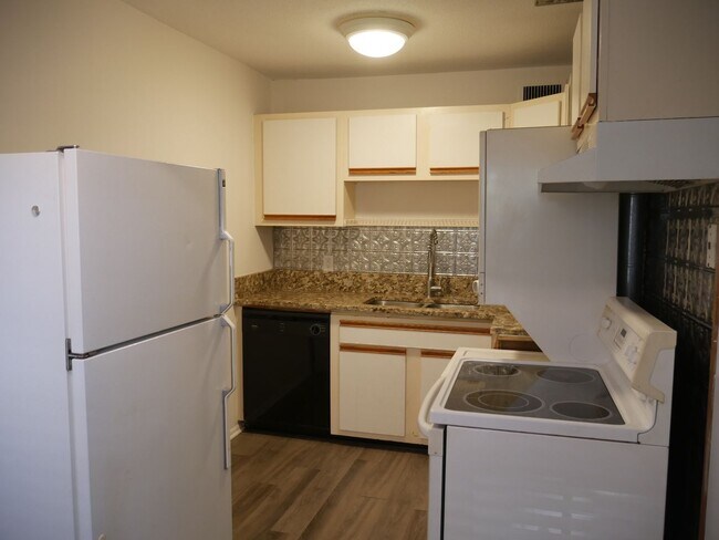 Building Photo - 3822J Country Club Rd