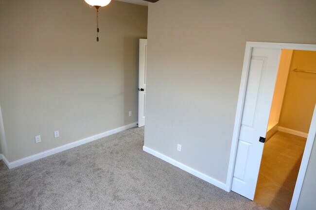 Building Photo - 914 Somerville Ct