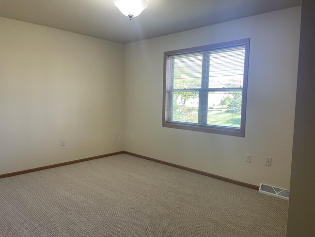 Building Photo - 2635 Parkfield Dr