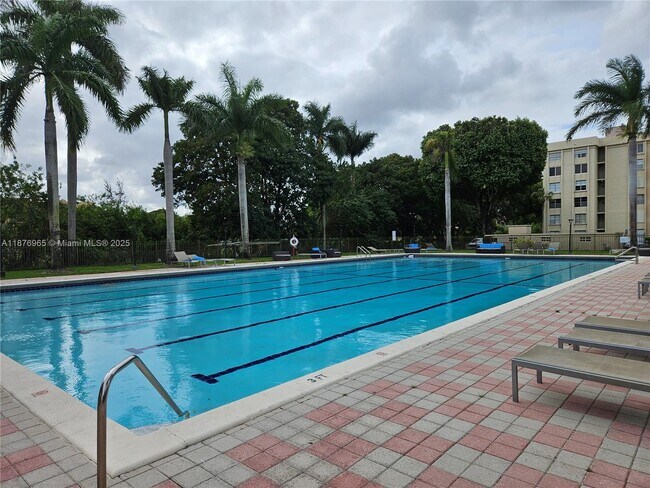 Building Photo - 9320 Fontainebleau Blvd