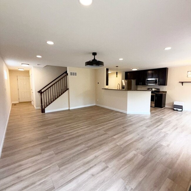 Building Photo - 569 Parkgate Dr