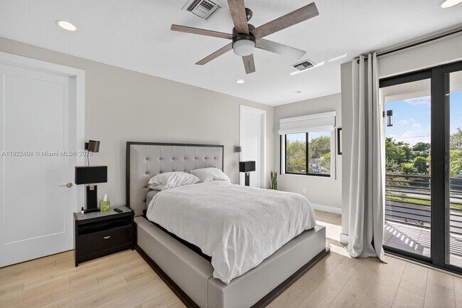 Building Photo - 1402 SW 4th Ave