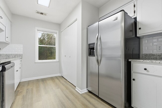 Building Photo - Updated 3BR / 2BA Home – Granite Counters & LVP