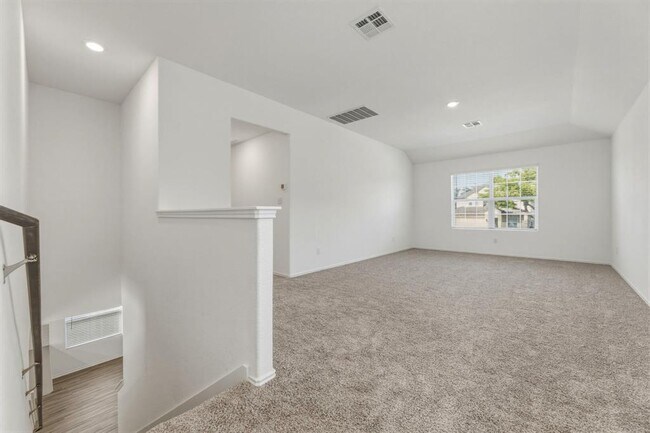 Building Photo - 913 Legends Ln