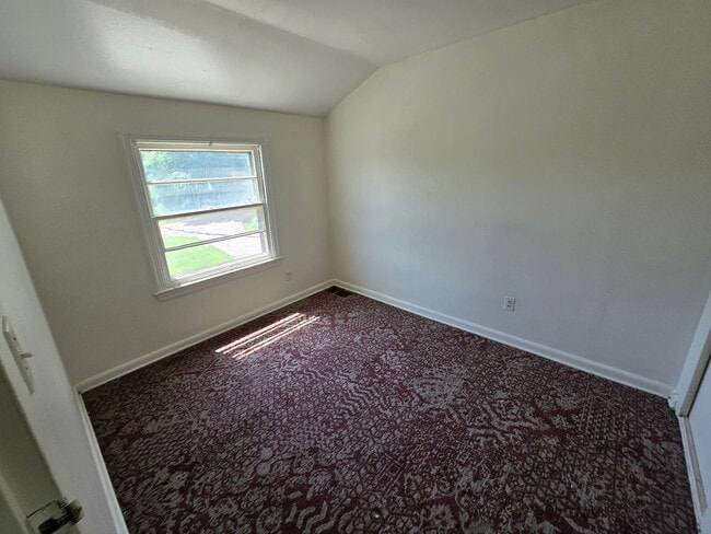 Building Photo - $900 - 2 Bedroom 1 Bathroom Townhome