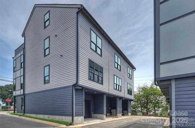 Building Photo - 215 Freeland Ln