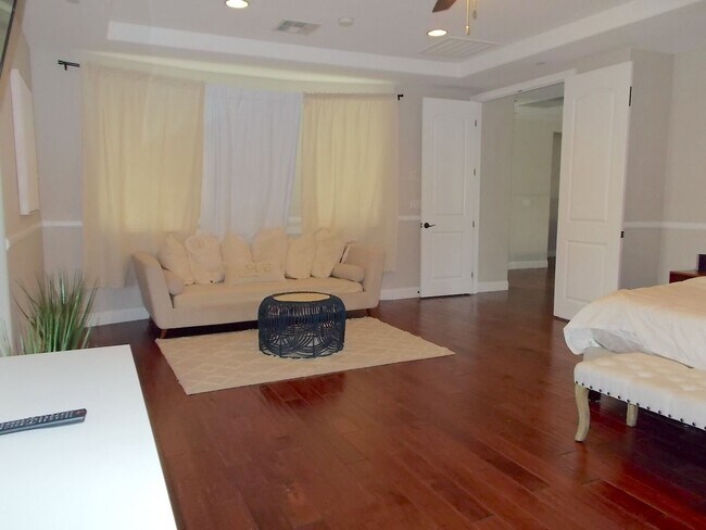 Building Photo - Spacious 4 Bed / 5 Bath Two-Story Home wit...