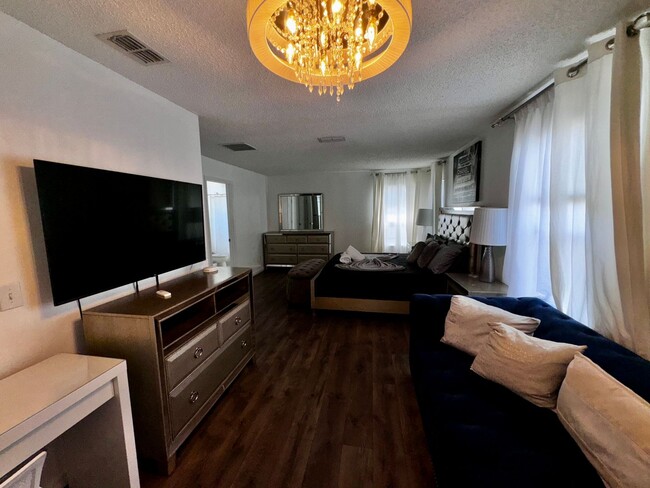 Building Photo - STUNNING Emerald Island Resort 5 bedroom 4...