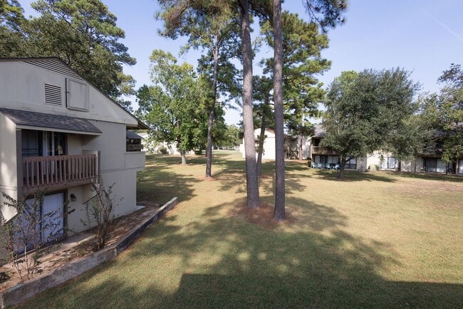 Building Photo - 15919 Golf Club Dr