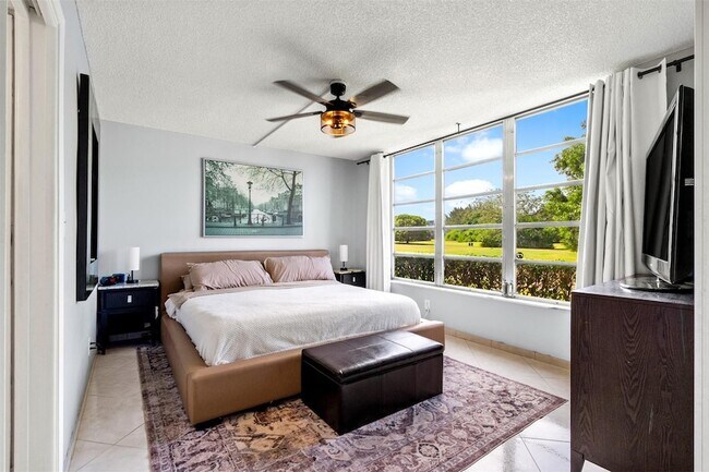 Building Photo - 3151 S Palm Aire Dr