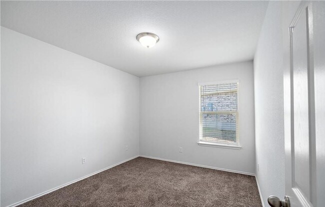 Building Photo - 4 bedroom 2 bathroom home! Lawncare included!