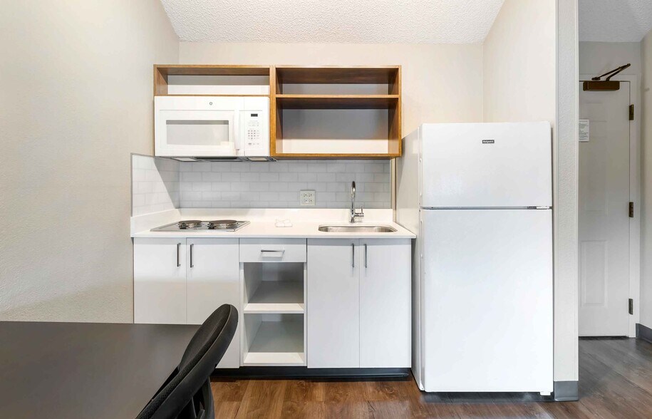 Building Photo - Furnished Studio-Miami - Airport - Miami S...