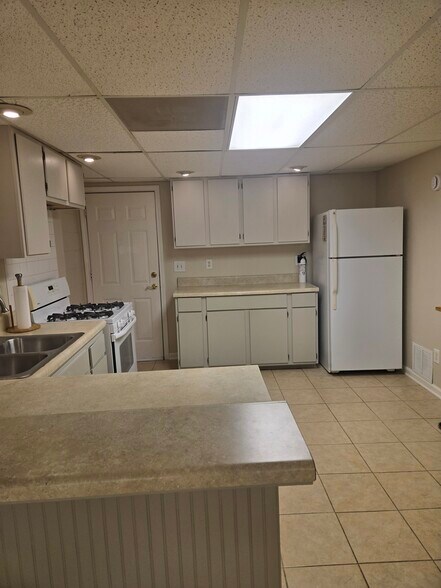 Kitchen - 106 Hickory St