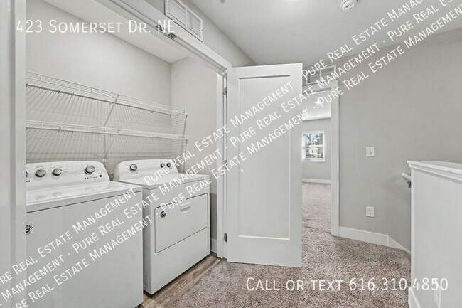 Building Photo - 423 Somerset Dr NE