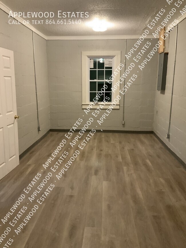 Building Photo - 131 E Main St