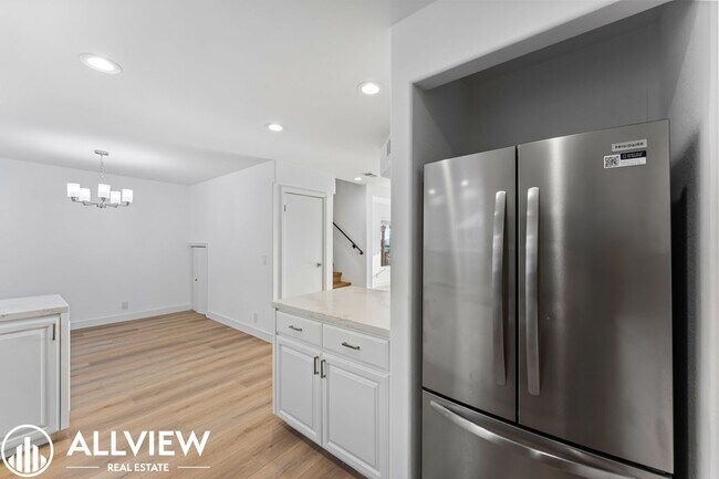 Building Photo - OCEAN VIEWS! Renovated 2 Bed, 2.5 Bath Townhome in San Clemente!