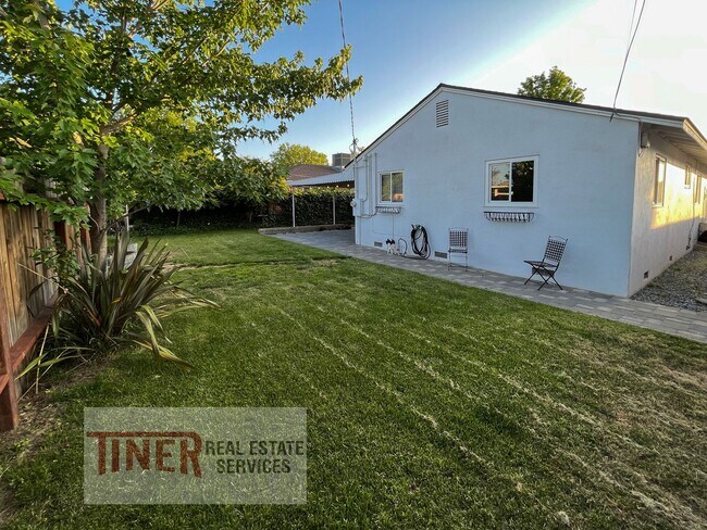 Building Photo - Beautiful Colonial Village Home