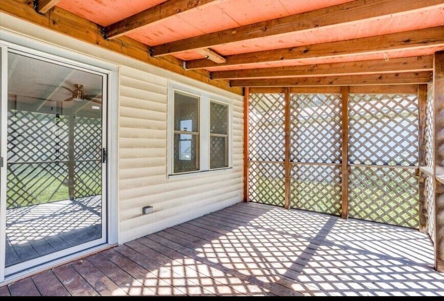 Building Photo - 1422 S Laura Ave