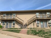 Building Photo - 924 N Goetz Blvd