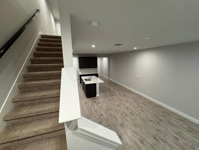 Building Photo - Beautifully maintained 3-bedroom, 2.5-bath townhome