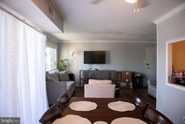 Building Photo - 2900 Kings Chapel Rd