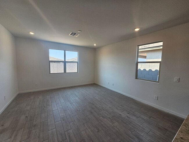 Building Photo - Beautiful new build w mountain views