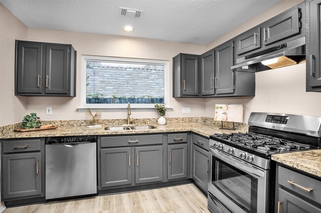 Building Photo - 6 Spurwood Ct