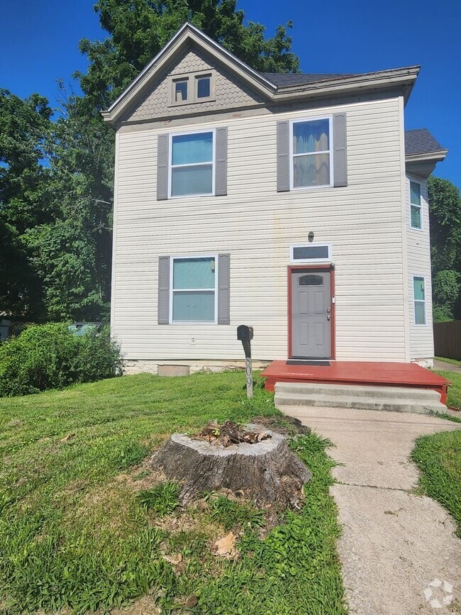 Building Photo - 5 Bedroom Home Alton