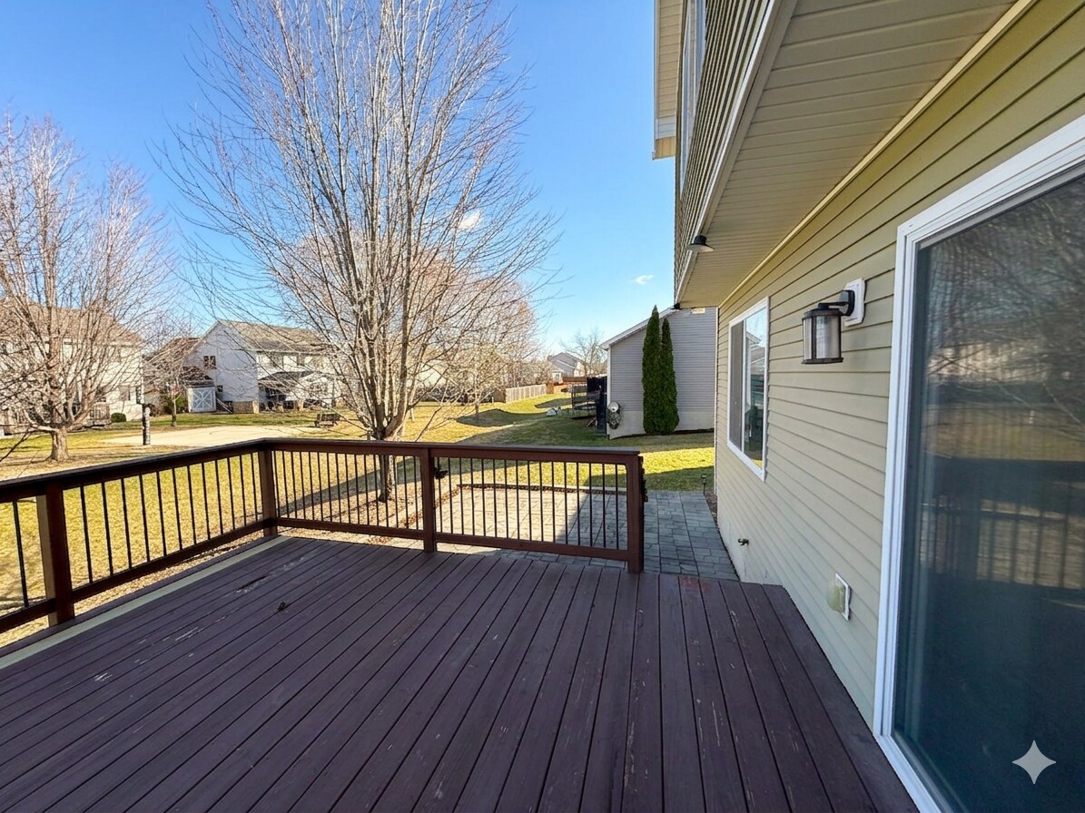 Building Photo - 495 SE Sagewood Cir