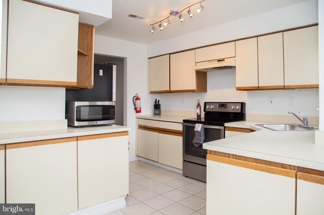 Building Photo - 828 Chanticleer