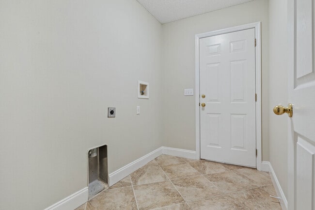 Building Photo - 6 Lemay Pl