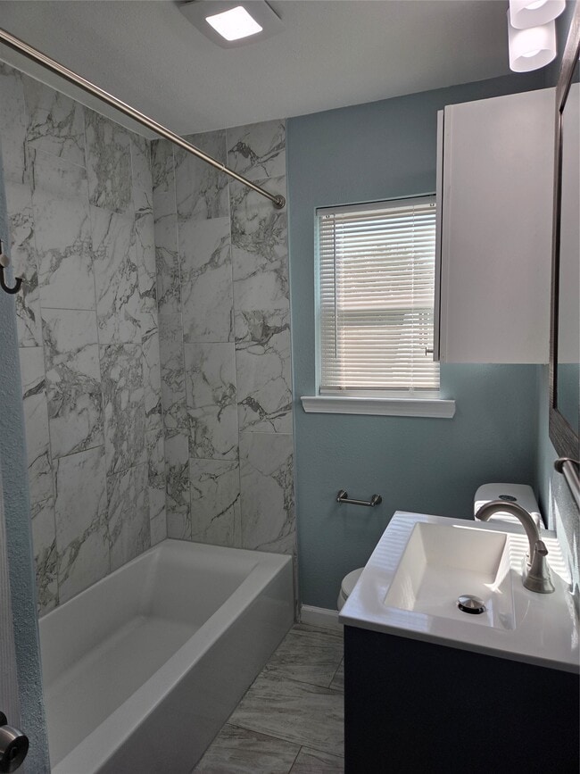 Building Photo - 619 13th St