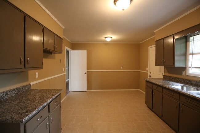 Building Photo - 2816 8th St NE