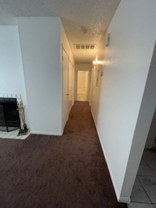 Building Photo - 4422 White Ln